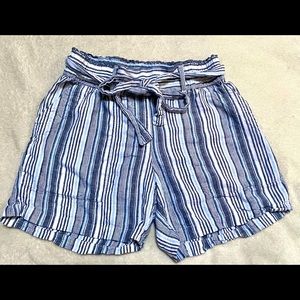 LINEN LIKE FLOWY SOFT STRETCH SHORTS. Size S